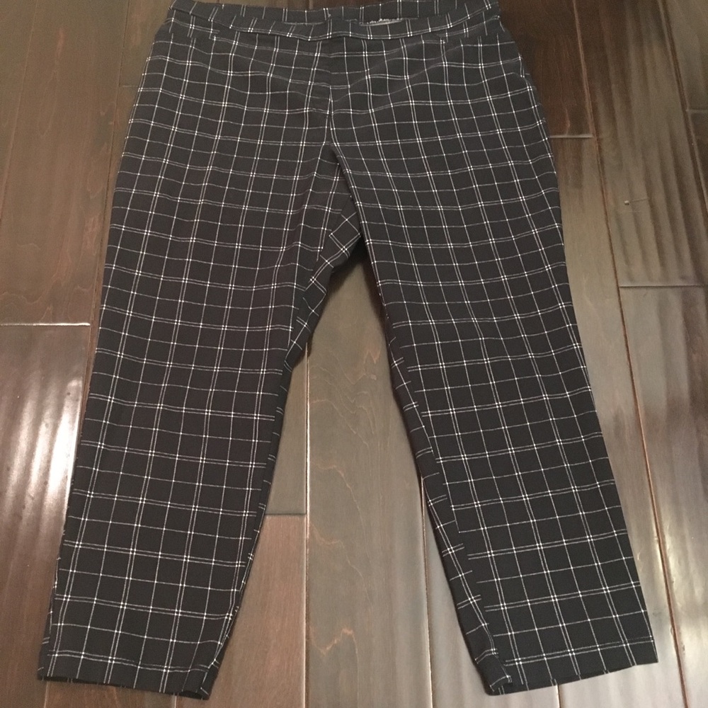 Basic Editions Capri Pants